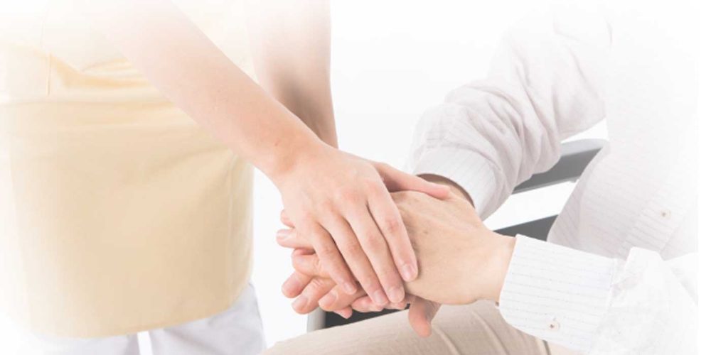 利用者様の手に寄り添うスタッフ